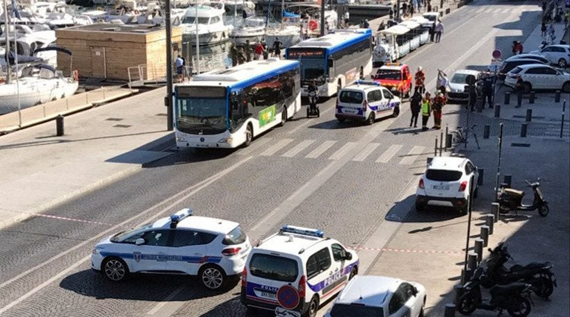 Τρόμος στη Μασσαλία – Αυτοκίνητο έπεσε σε δύο στάσεις λεωφορείων – Ένας νεκρός (βίντεο)
